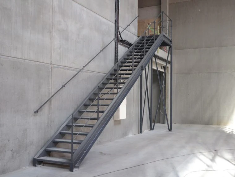 escaleras metalicas en barcelona 760x571